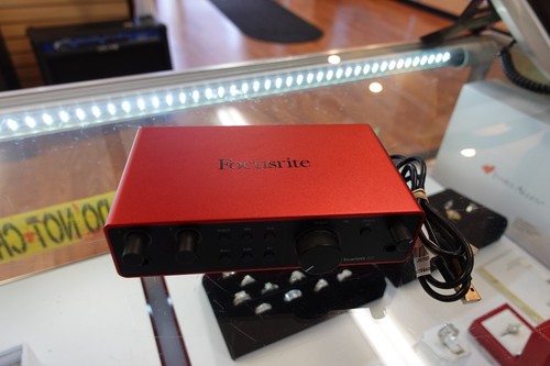 Focusrite scarlett 2i2 4th - scarlett,