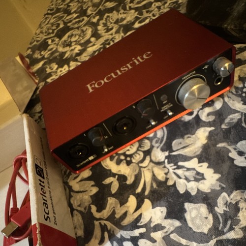 Focusrite scarlett 2i2 desktop - focusrite,